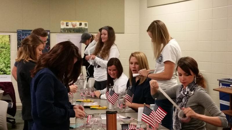 In OT 109, as part of service and advocacy, students participate in the OT Global Day of Service.  2016年秋季, the students prepared Veteran appreciation gifts that were distributed to area nursing homes.