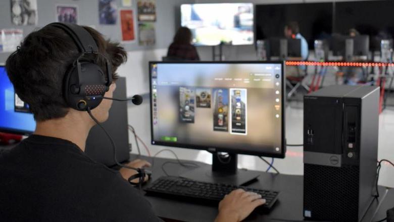 富兰克林Lanzoni, 它主要, 正准备在365英国上市杜波依斯分校电子竞技室的一台游戏电脑上玩一场《反恐精英:全球攻势》.