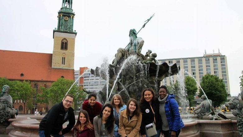 该小组在海王星喷泉拍摄了这张照片, 在柏林市政厅前. 